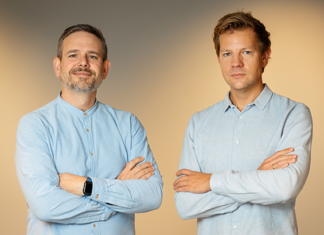 Code statt Excel: Auxilius sichert sich 1,3 Mio. Euro für KI-gestützte Compliance Auxilius-Gründer James Barnes und Christian Hoppe