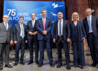 LfA blickt auf 75 Jahre Förderung zurück Hans Peter Göttler (Stv. LfA-Vorstandsvorsitzender), Dr. Bernhard Schwab (LfA-Vorstandvorsitzender), Albert Füracker (Staatsminister der Finanzen und für Heimat), Dr. Markus Söder (Bayerischer Ministerpräsident), Hubert Aiwanger (Staatsminister für Wirtschaft, Landesentwicklung und Energie, LfA-Verwaltungsratsvorsitzender), Ulrike Scharf (Staatsministerin für Familie, Arbeit und Soziales, Mitglied im LfA-Verwaltungsrat) und Stefan Höck (LfA-Vorstandsmitglied) (v.l.n.r.) c) LfA