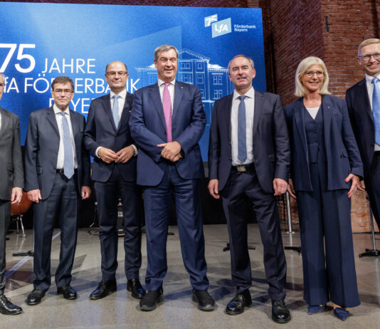 Hans Peter Göttler (Stv. LfA-Vorstandsvorsitzender), Dr. Bernhard Schwab (LfA-Vorstandvorsitzender), Albert Füracker (Staatsminister der Finanzen und für Heimat), Dr. Markus Söder (Bayerischer Ministerpräsident), Hubert Aiwanger (Staatsminister für Wirtschaft, Landesentwicklung und Energie, LfA-Verwaltungsratsvorsitzender), Ulrike Scharf (Staatsministerin für Familie, Arbeit und Soziales, Mitglied im LfA-Verwaltungsrat) und Stefan Höck (LfA-Vorstandsmitglied) (v.l.n.r.) c) LfA
