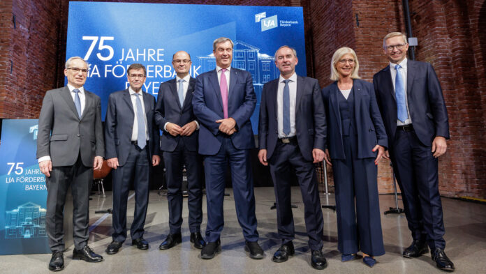 Hans Peter Göttler (Stv. LfA-Vorstandsvorsitzender), Dr. Bernhard Schwab (LfA-Vorstandvorsitzender), Albert Füracker (Staatsminister der Finanzen und für Heimat), Dr. Markus Söder (Bayerischer Ministerpräsident), Hubert Aiwanger (Staatsminister für Wirtschaft, Landesentwicklung und Energie, LfA-Verwaltungsratsvorsitzender), Ulrike Scharf (Staatsministerin für Familie, Arbeit und Soziales, Mitglied im LfA-Verwaltungsrat) und Stefan Höck (LfA-Vorstandsmitglied) (v.l.n.r.) c) LfA Hans Peter Göttler (Stv. LfA-Vorstandsvorsitzender), Dr. Bernhard Schwab (LfA-Vorstandvorsitzender), Albert Füracker (Staatsminister der Finanzen und für Heimat), Dr. Markus Söder (Bayerischer Ministerpräsident), Hubert Aiwanger (Staatsminister für Wirtschaft, Landesentwicklung und Energie, LfA-Verwaltungsratsvorsitzender), Ulrike Scharf (Staatsministerin für Familie, Arbeit und Soziales, Mitglied im LfA-Verwaltungsrat) und Stefan Höck (LfA-Vorstandsmitglied) (v.l.n.r.) c) LfA