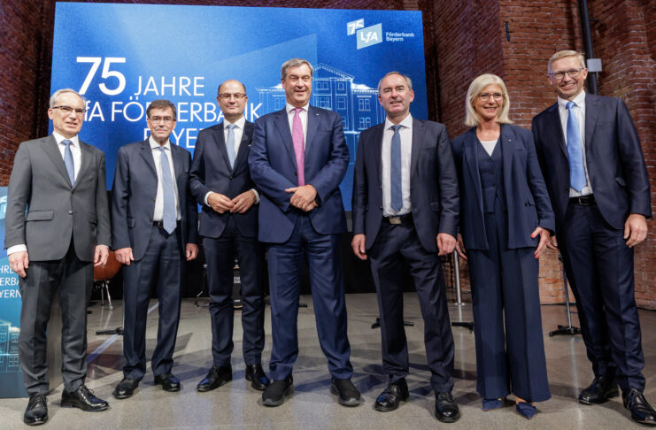 LfA blickt auf 75 Jahre Förderung zurück Hans Peter Göttler (Stv. LfA-Vorstandsvorsitzender), Dr. Bernhard Schwab (LfA-Vorstandvorsitzender), Albert Füracker (Staatsminister der Finanzen und für Heimat), Dr. Markus Söder (Bayerischer Ministerpräsident), Hubert Aiwanger (Staatsminister für Wirtschaft, Landesentwicklung und Energie, LfA-Verwaltungsratsvorsitzender), Ulrike Scharf (Staatsministerin für Familie, Arbeit und Soziales, Mitglied im LfA-Verwaltungsrat) und Stefan Höck (LfA-Vorstandsmitglied) (v.l.n.r.) c) LfA