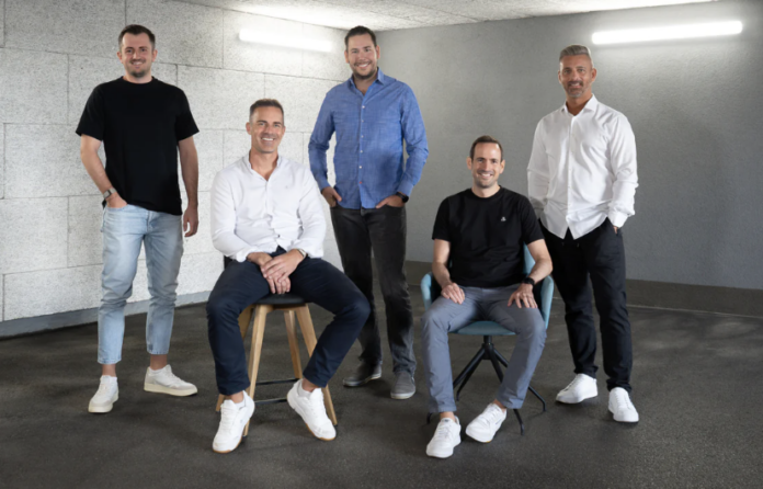 Das Founder-Team von hello again rund um Franz Tretter (2.v.l.) | (c) hello again