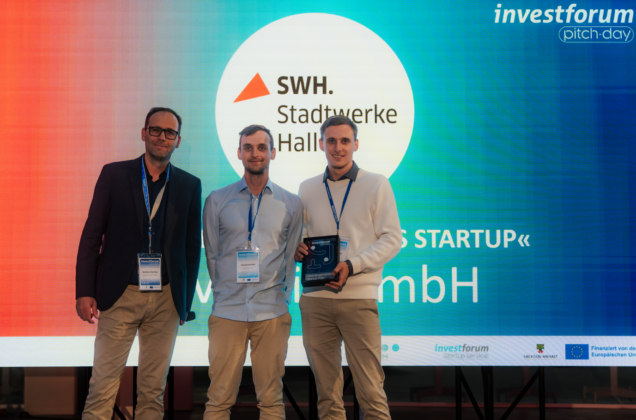 Benjamin (v. r.) und Konstantin Rolf von der Riventic GmbH aus Magdeburg freuen sich &uuml;ber die Auszeichnung als "&Uuml;berzeugendstes Startup" des Investforum Pitch-Day 2026. &Uuml;berreicht wurde der Preis von Andreas Haschke von den Stadtwerken Halle, die das Preisgeld stifteten.