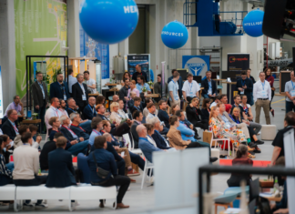 Investorinnen, Investoren verfolgen die Pitches der 30 ausgewählten Startups beim Investforum Pitch-Day 2026 im Technikmuseum „Hugo Junkers“ in Dessau-Roßlau.