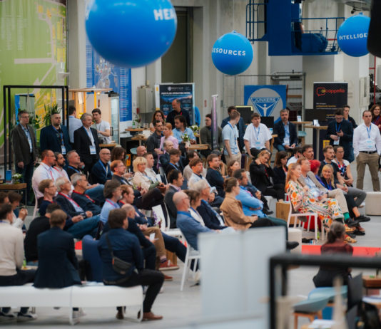 Investorinnen, Investoren verfolgen die Pitches der 30 ausgewählten Startups beim Investforum Pitch-Day 2026 im Technikmuseum „Hugo Junkers“ in Dessau-Roßlau.