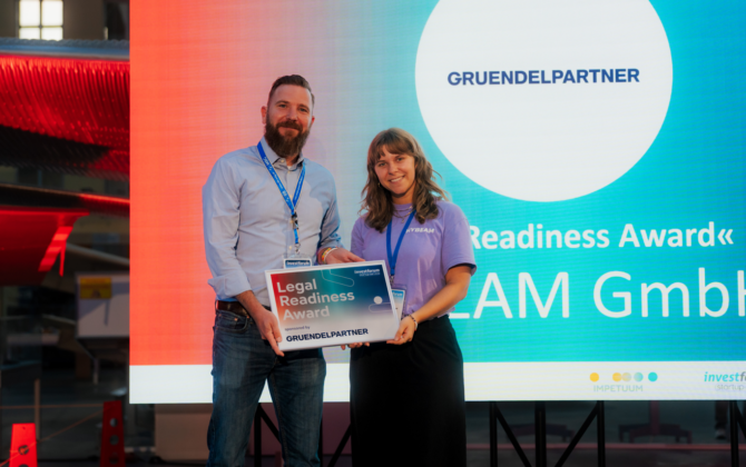 Annika Augner (r.), Gr&uuml;nderin von HYBEAM, erh&auml;lt den Legal Readiness Award 2026 von Steffen Fritzsche (l.) von GRUENDELPARTNER. Der Preis wurde im Rahmen der Veranstaltung zum ersten Mal vergeben.