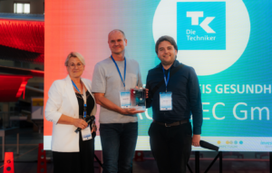 Die PERCEPTEC GmbH aus Jena erhält den TK-Sonderpreis Gesundheit 2026. Überreicht wurde die Auszeichnung von Steffi Suchant (l.), Leiterin der TK-Landesvertretung Sachsen-Anhalt, an Thorsten Boss (2. v. l.) und Nico Trinks (r.).