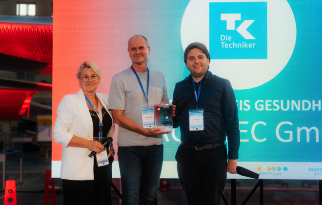 Die PERCEPTEC GmbH aus Jena erh&auml;lt den TK-Sonderpreis Gesundheit 2026. &Uuml;berreicht wurde die Auszeichnung von Steffi Suchant (l.), Leiterin der TK-Landesvertretung Sachsen-Anhalt, an Thorsten Boss (2. v. l.) und Nico Trinks (r.).