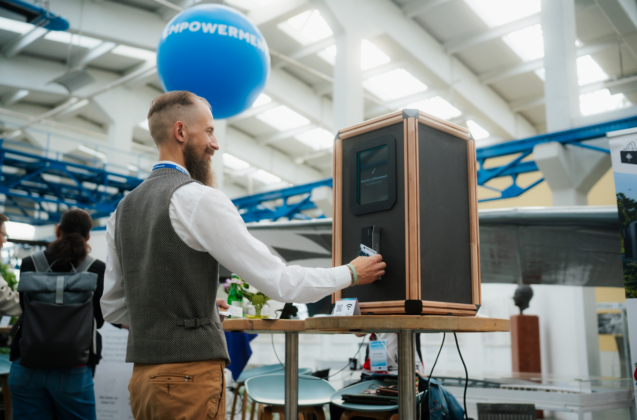 Nicht nur in den dreimin&uuml;tigen Pitches auf der B&uuml;hne, sondern auch in den Gespr&auml;chen an den Messest&auml;nden waren die Startups gefordert, Investorinnen, Investoren und G&auml;ste von ihren Gesch&auml;ftsideen zu &uuml;berzeugen.