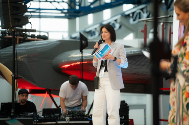 Anne-Janine Freund, Gesch&auml;ftsf&uuml;hrerin der IMPETUUM GmbH, er&ouml;ffnet den Investforum Pitch-Day 2026. Das Unternehmen vernetzt im Rahmen des Investforum Startup-Service seit vielen Jahren innovative Gr&uuml;ndungsteams mit Kapitalgebenden und unterst&uuml;tzt den Zugang zu Finanzierung und Wachstum.