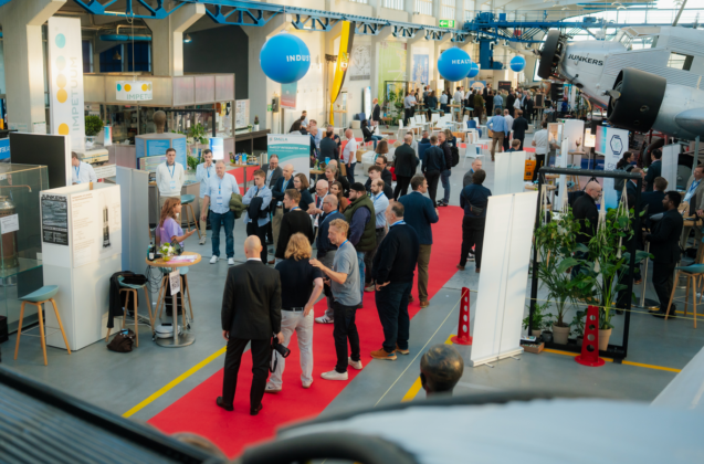 Networking bei der HANGAR Night: Investoren, Startups und G&auml;ste aus Wirtschaft, Wissenschaft und Politik kamen im Technikmuseum &bdquo;Hugo Junkers&ldquo; miteinander ins Gespr&auml;ch.