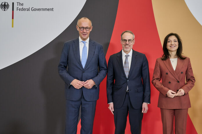 Bundeskanzler Friedrich Merz, David Zapolsky (Chief Global Affairs & Legal Officer, Amazon) & Bundeswirtschaftsministerin Katherina Reiche Bundeskanzler Friedrich Merz, David Zapolsky (Chief Global Affairs & Legal Officer, Amazon) & Bundeswirtschaftsministerin Katherina Reiche