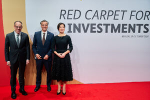 David Zapolsky (Chief Global Affairs & Legal Officer, Amazon), Rocco Bräuniger (Country Manager, Amazon Deutschland) & Bundeswirtschaftsministerin Katherina Reiche